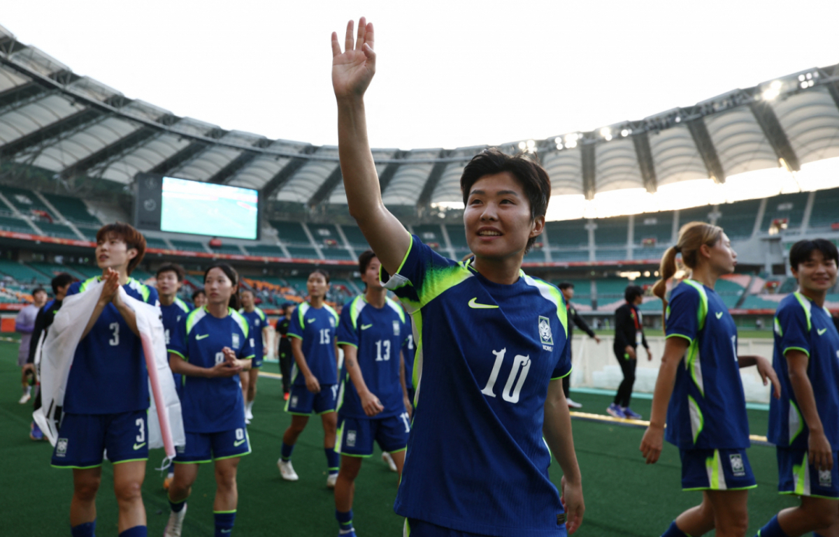 한국 여자 축구대표팀이 2일 열린 2026 아이치·나고야 아시안게임 여자 축구 동메달 결정전에서 중국에 1-0으로 승리한 후 관중을 향해 인사하고 있다. /로이터=뉴스1