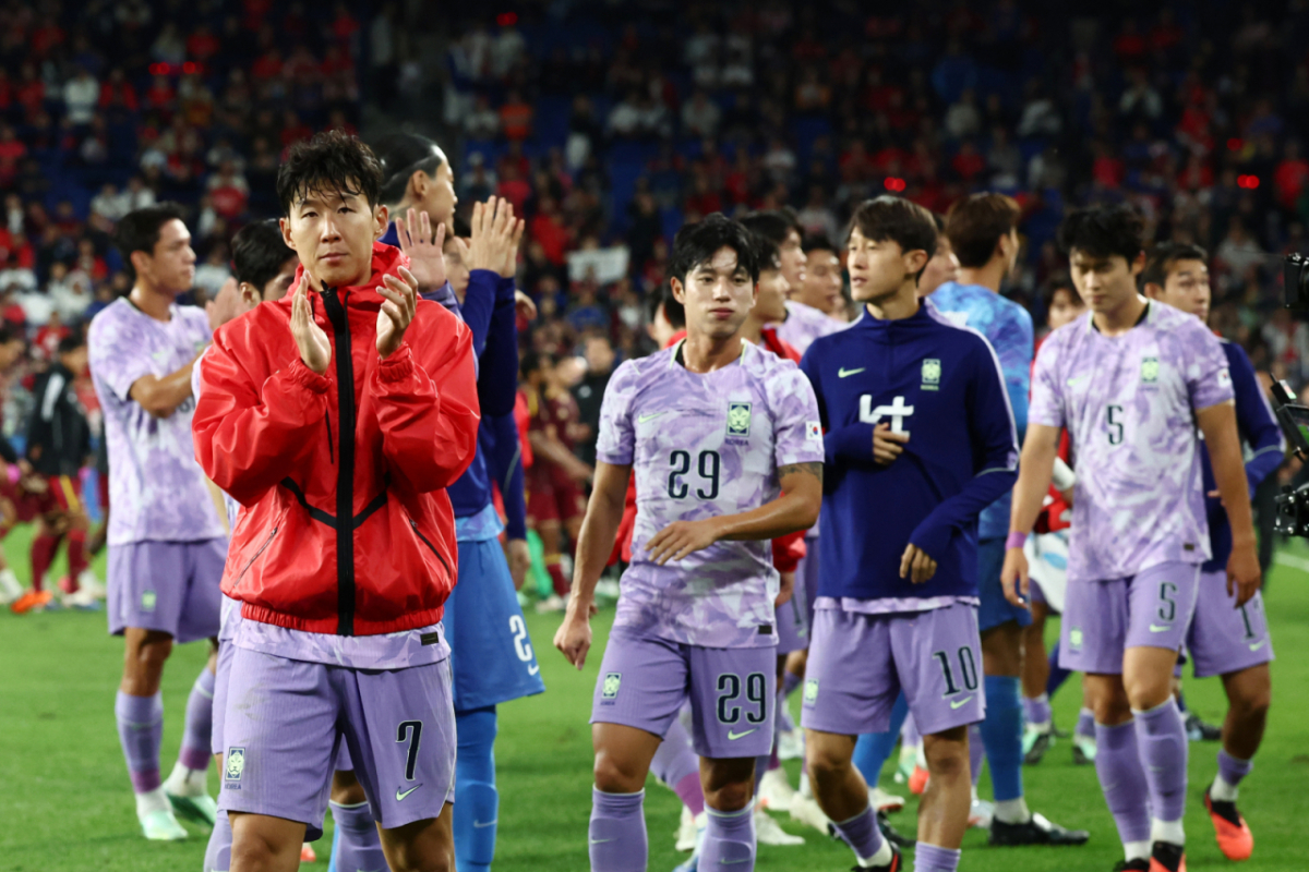 2일 울산 문수월드컵경기장에서 열린 하나은행 초청 축구 국가대표팀 친선경기 대한민국 대 베네수엘라 경기를 무승부로 마친 손흥민 등 한국 선수들이 관객에 인사를 하고 있다. /사진=뉴시스