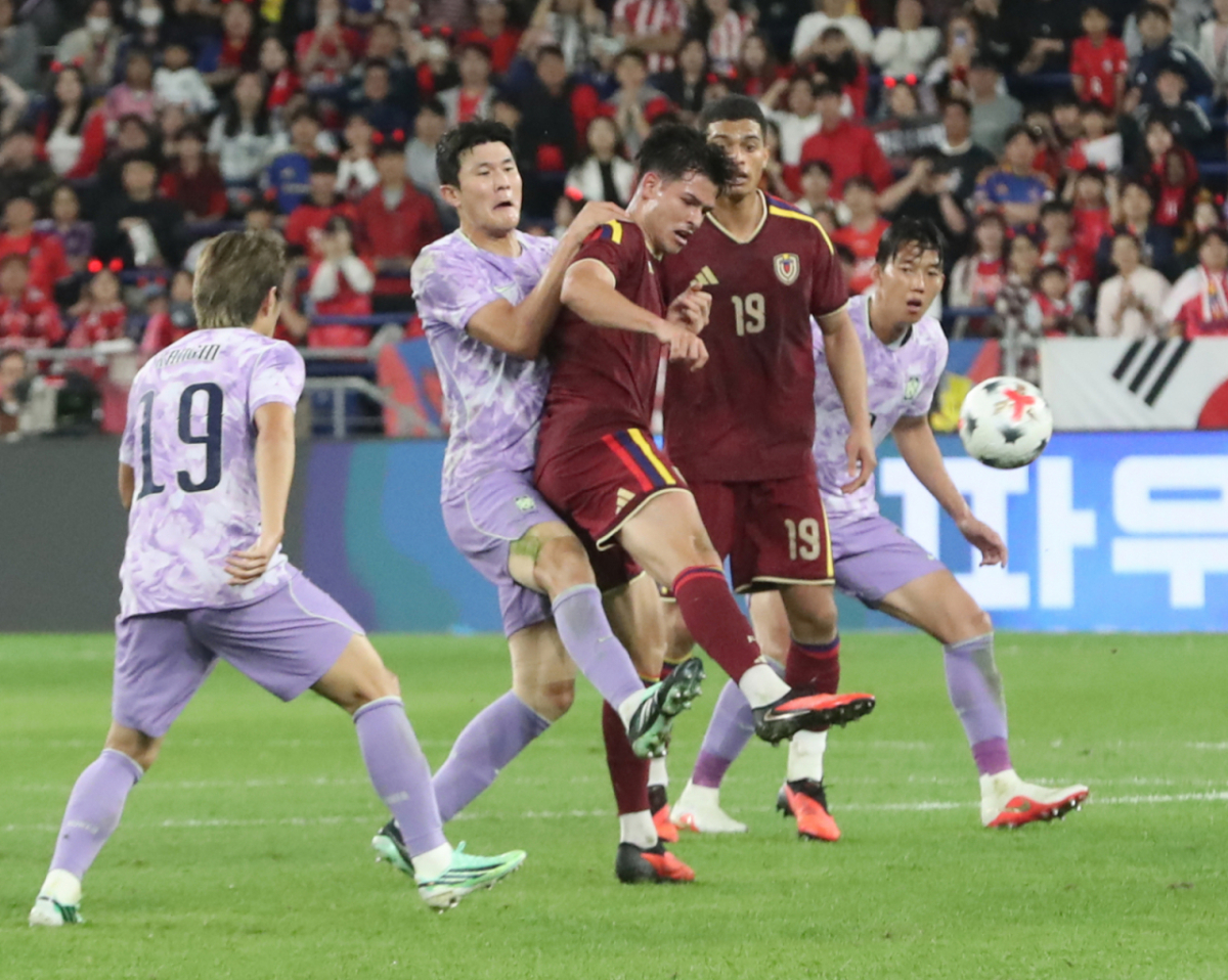 2일 울산 남구 문수월드컵경기장에서 열린 축구 국가대표팀 평가전 대한민국과 베네수엘라의 경기, 대한민국 김민재가 수비를 하고 있다./사진=뉴스1
