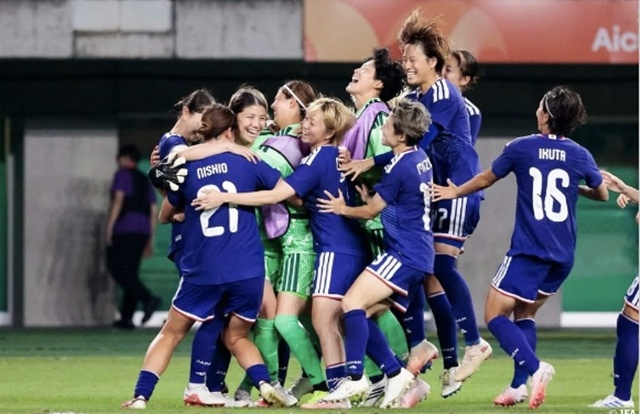 기뻐하는 일본 여자 축구 대표팀. /사진=일본축구협회 SNS