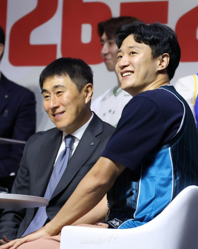 이상민 감독과 허웅(오른쪽). /사진=김진경 대기자.