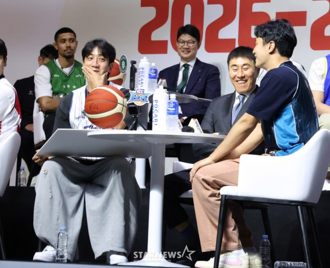 2026-2027 프로농구 개막 미디어데이가 지난 달 29일 서울 한남동 블루스퀘어 우리WON뱅킹홀에서 열렸다. KCC 허훈, 이상민 감독, 허웅이 기자들의 질문에 답하고 있다. /사진=김진경 대기자.