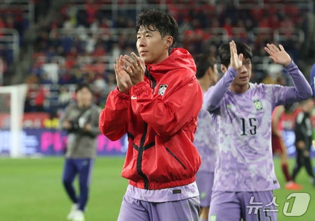 팬들에게 인사하는 손흥민(왼쪽). /사진=뉴스1 제공
