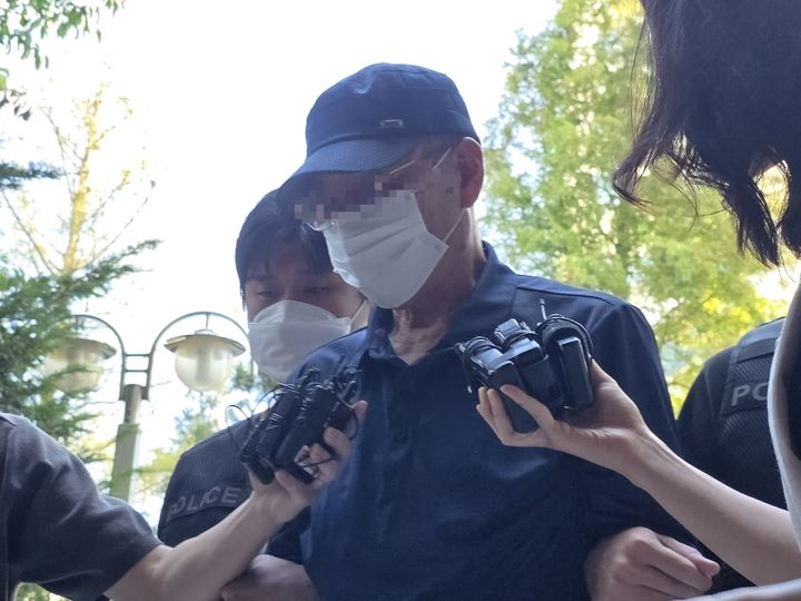 지적장애가 있는 20대 여성 직원을 수차례 성폭행해 임신하게 한 혐의를 받는 장애인 고용사업장 전직 임원인 60대 남성 A씨가 첫 재판에서 혐의를 모두 인정했다. 사진은 구속 전 피의자 심문을 받기 위해 지난 8월 12일 인천지법에 들어서는 A씨의 모습이다. /사진=뉴시스