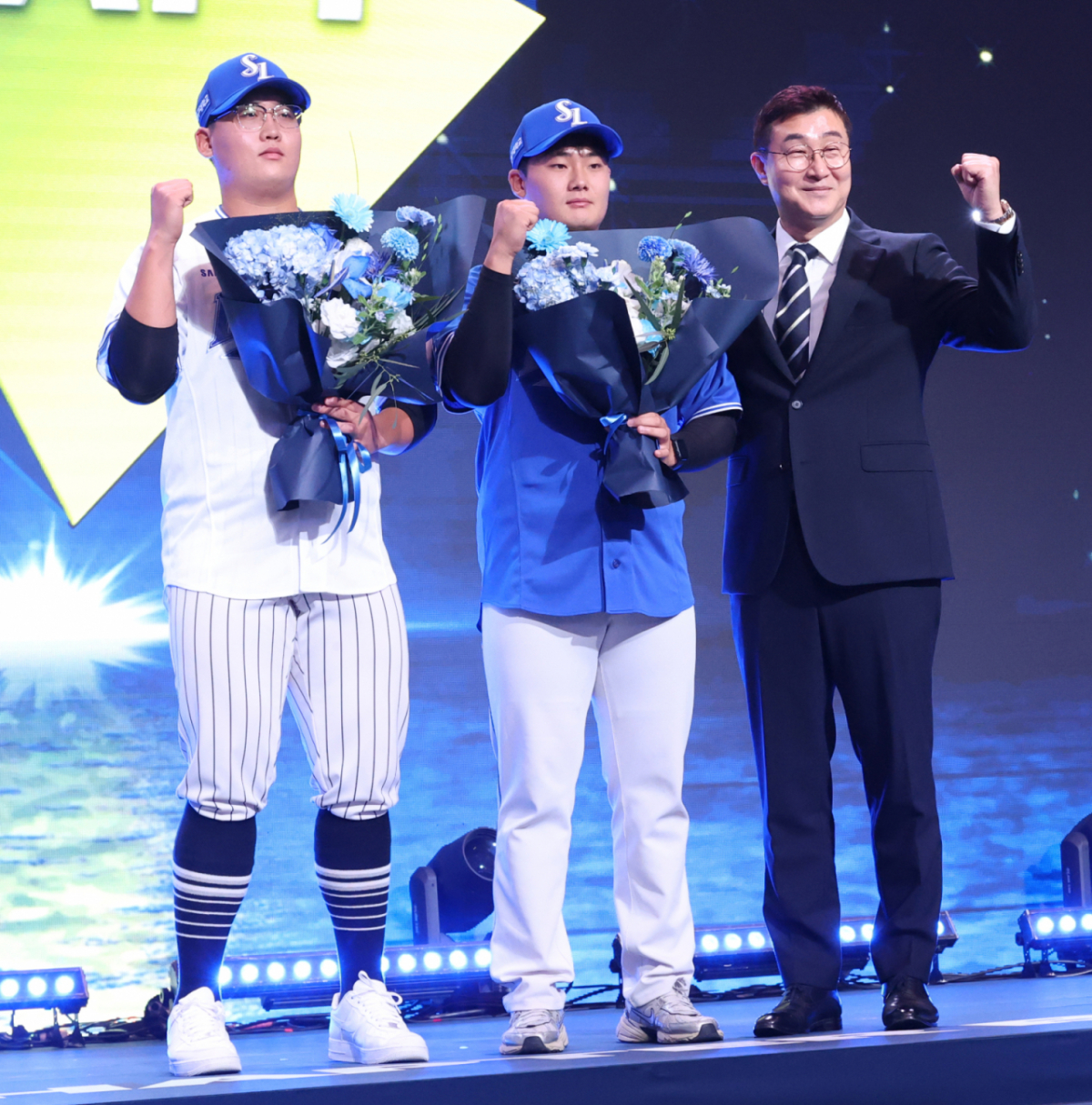 '2027 KBO 신인 드래프트'가 21일 서울 송파구 롯데호텔 월드 크리스탈볼룸에서 열렸다. 김민훈(왼쪽)을 비롯해 삼성에 지명된 선수들이 기념촬영을 하고 있다. /사진=김진경 kim.jinkyung@
