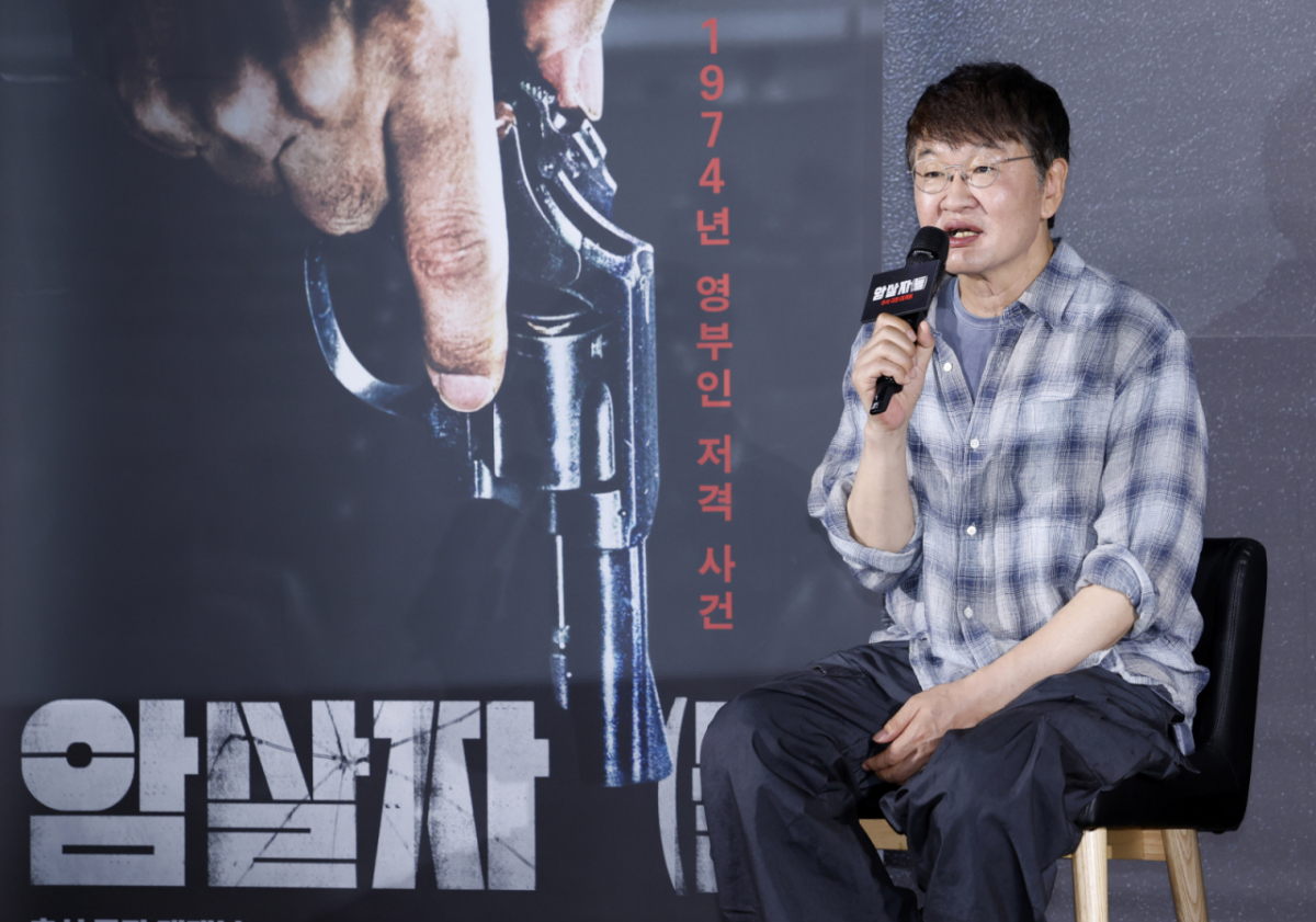 허진호 감독이 지난 8월 10일 오전 서울 용산구 CGV용산아이파크몰에서 열린 영화 '암살자(들)' 제작보고회에서 인사말을 하고 있다./사진=뉴시스