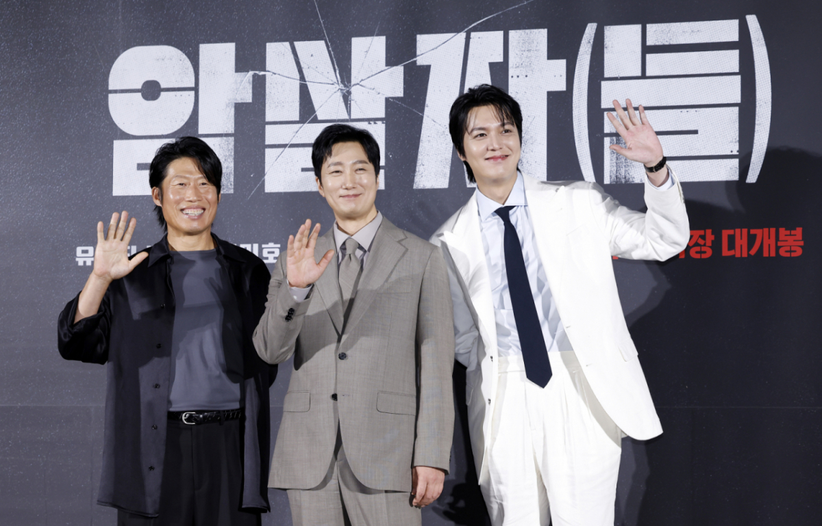 배우 유해진(왼쪽부터), 박해일, 이민호가 지난 8월10일 오전 서울 용산구 CGV용산아이파크몰에서 열린 영화 '암살자(들)' 제작보고회에서 포즈를 취하고 있다. /사진=뉴시스