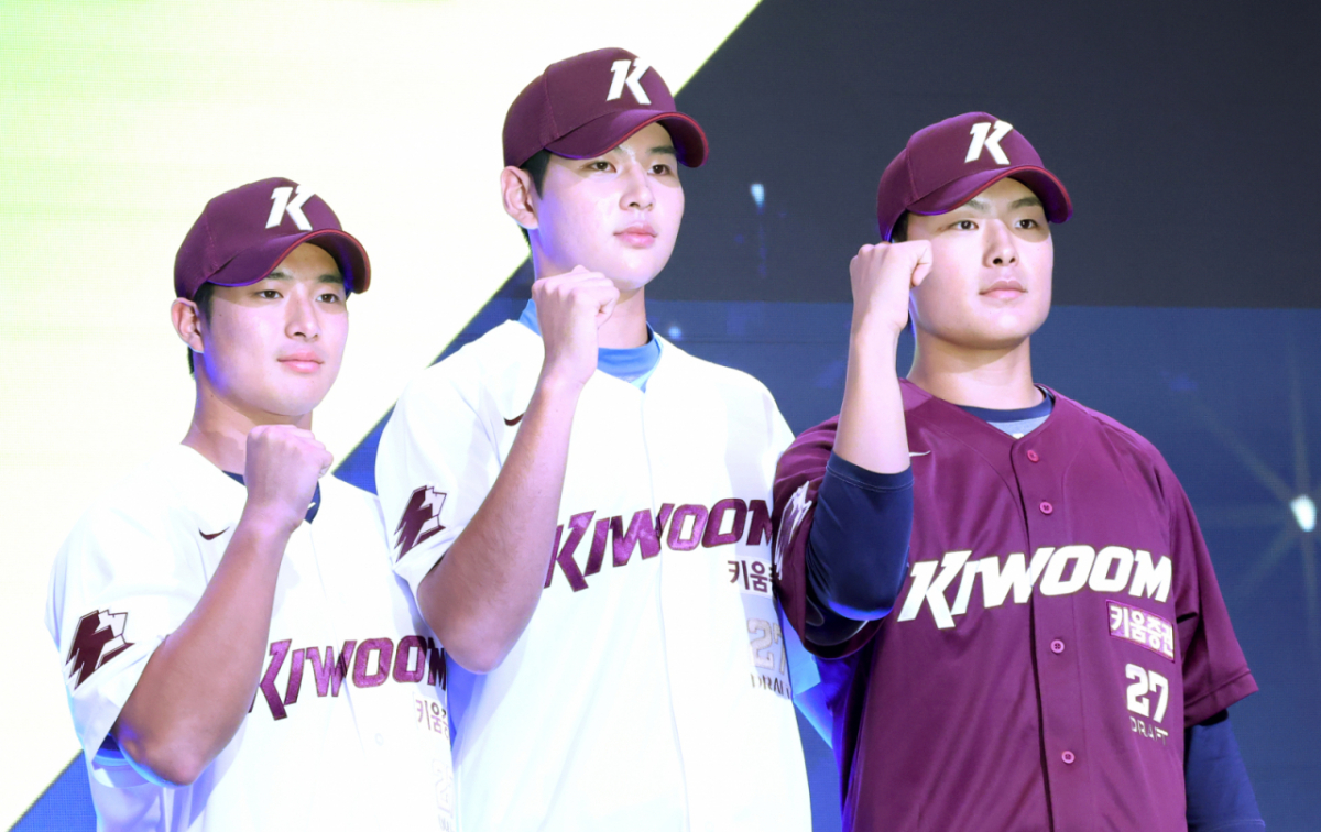 '2027 KBO 신인 드래프트'가 21일 서울 송파구 롯데호텔 월드 크리스탈볼룸에서 열렸다. 최우준(완쪽부터), 하현승, 김민준이 키움에 지명된 후 포토타임을 갖고 있다. /사진=김진경 kim.jinkyung@
