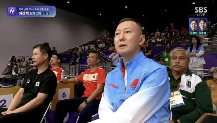 2026 아이치·나고야 아시안게임 사격 경기장 중계 화면에 잡힌 중국 코치의 모습. 윤석열 전 대통령과 닮았다는 이유로 온라인에서 화제가 됐다./사진제공=뉴시스