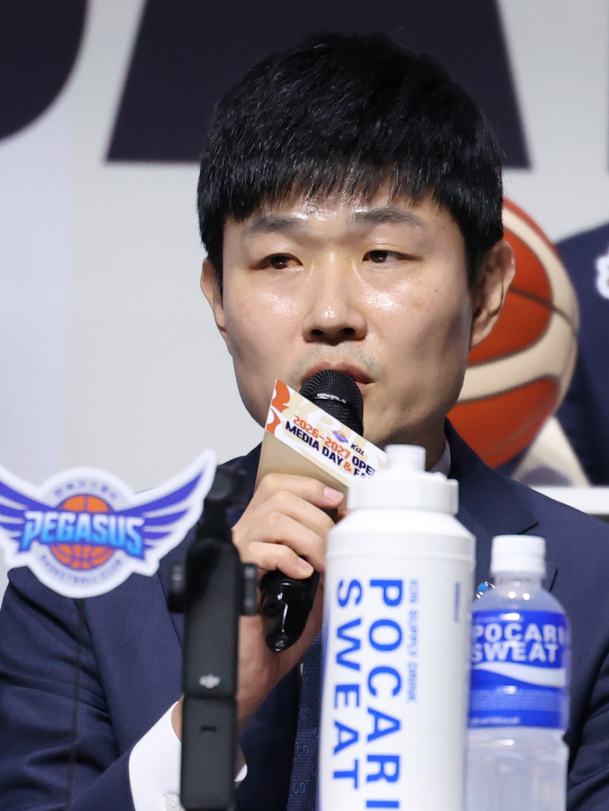 2026-2027 프로농구 개막 미디어데이가 29일 서울 한남동 블루스퀘어 우리WON뱅킹홀에서 열렸다. 한국가스공사 강혁 감독이 기자들의 질문에 답하고 있다. /사진=김진경 kim.jinkyung@