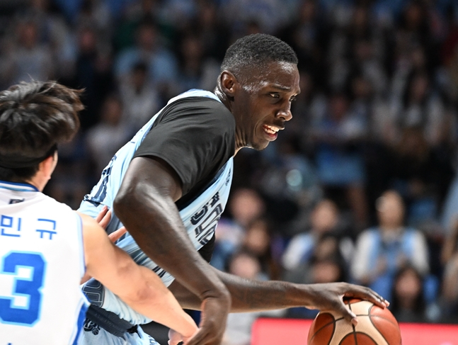 돌파를 시도하는 오브라이언트. /사진=KBL