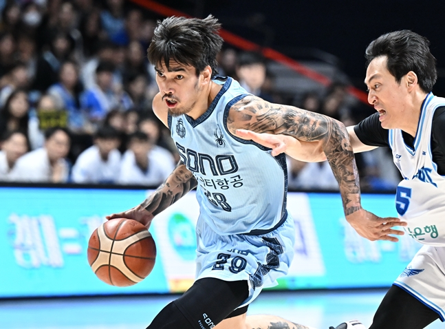 돌파하는 켐바오. /사진=KBL