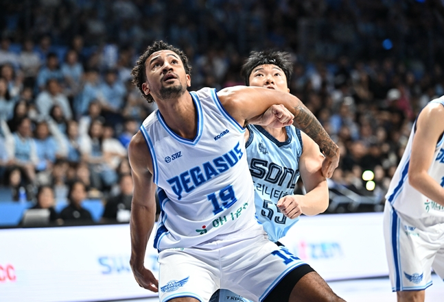 박스아웃하는 알루마. /사진=KBL