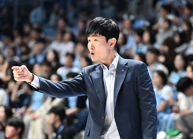 작전 지시하는 강혁 감독. /사진=KBL