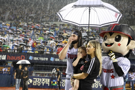 케이시 켈리가 2024년 서울 잠실야구장에서 열린 자신의 고별식에서 가족들과 함께 헌정 영상을 지켜보고 있다. /사진=LG 트윈스 제공