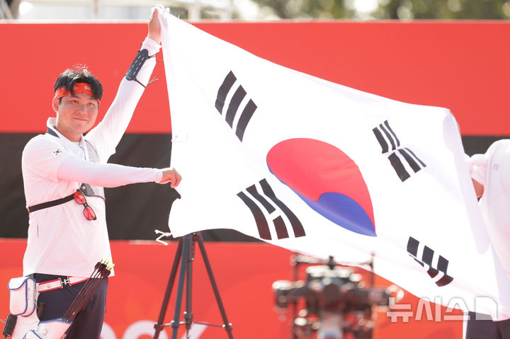 2026 아이치·나고야 아시안게임 양궁 리커브 남자 개인 결승전에서 한국 이우석이 일본 나카니시 준야에게 승리한 뒤 기뻐하고 있다. /사진=뉴시스