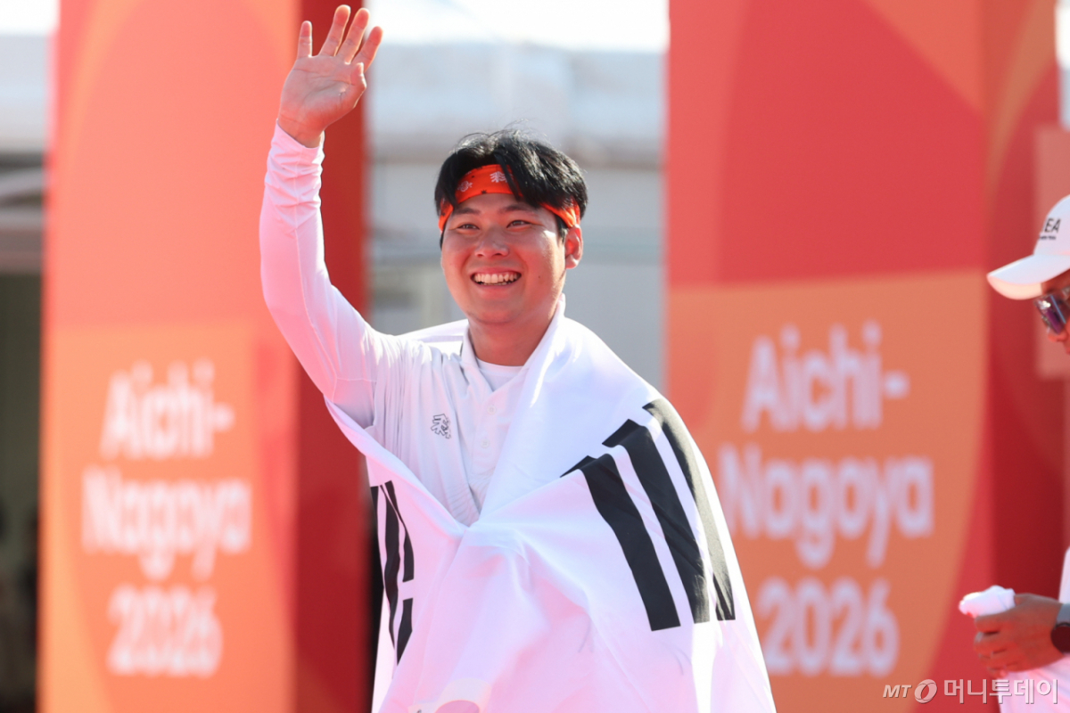 (오카자키=뉴스1) 김도우 기자 = 대한민국 이우석이 3일 일본 오카자키 중앙종합공원 다목적광장에서 열린 2026 아이치·나고야 아시안게임 양궁 리커브 남자 개인전 결승에서 일본 나카니시 준야를 꺾고 금메달을 확정지은 후 관중들을 향해 손인사를 하고 있다. 2026.10.3/뉴스1 Copyright © 뉴스1. All rights reserved. 무단 전재 및 재배포, AI학습 이용 금지. /사진=(오카자키=뉴스1) 김도우 기자
