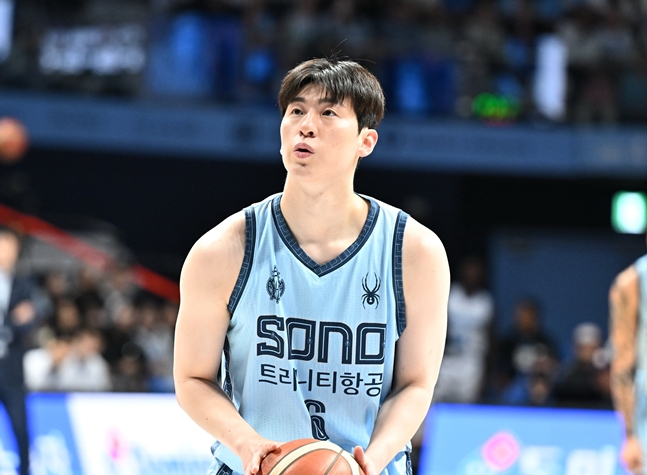 3일 자유투를 시도하는 이정현. /사진=KBL