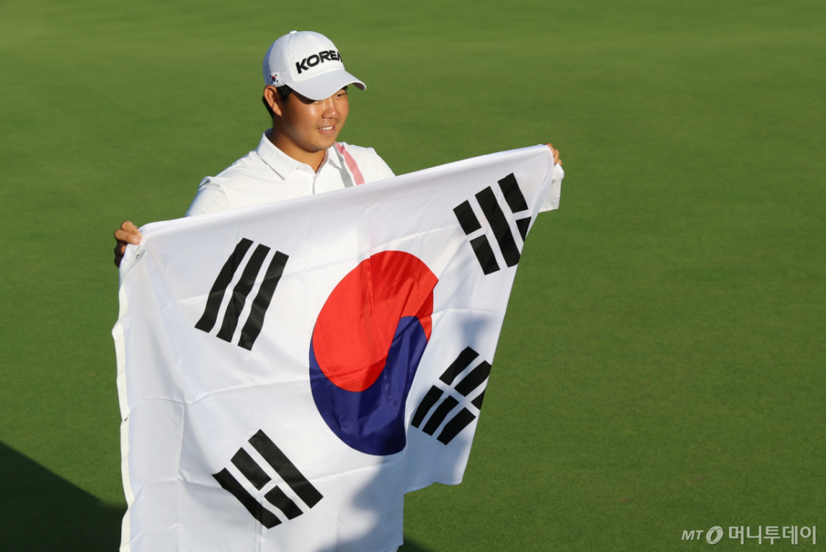 대한민국 김주형이 3일 일본 아이치현 가스가이 컨트리클럽 동코스에서 열린 2026 아이치·나고야 아시안게임 골프 남자 개인 최종라운드에서 금메달을 확정지으며 태극기를 들어보이고 있다./사진=뉴스1