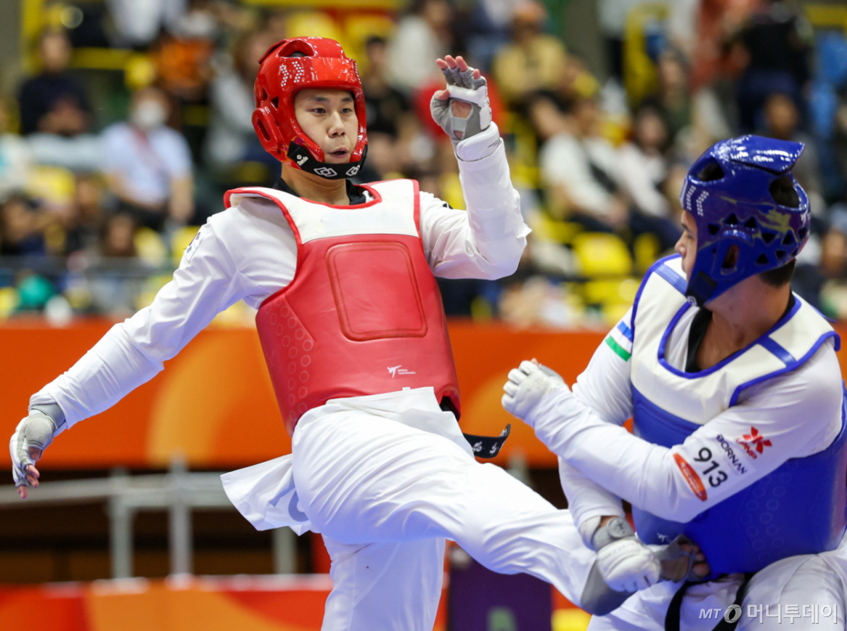대한민국 강상현이 3일 일본 도요하시 체육관에서 열린 2026 아이치·나고야 아시안게임 태권도 남자 +80㎏급 준결승전에서 우즈베키스탄 마블로노프 마라트와 맞대결을 펼치고 있다. /사진=뉴스1