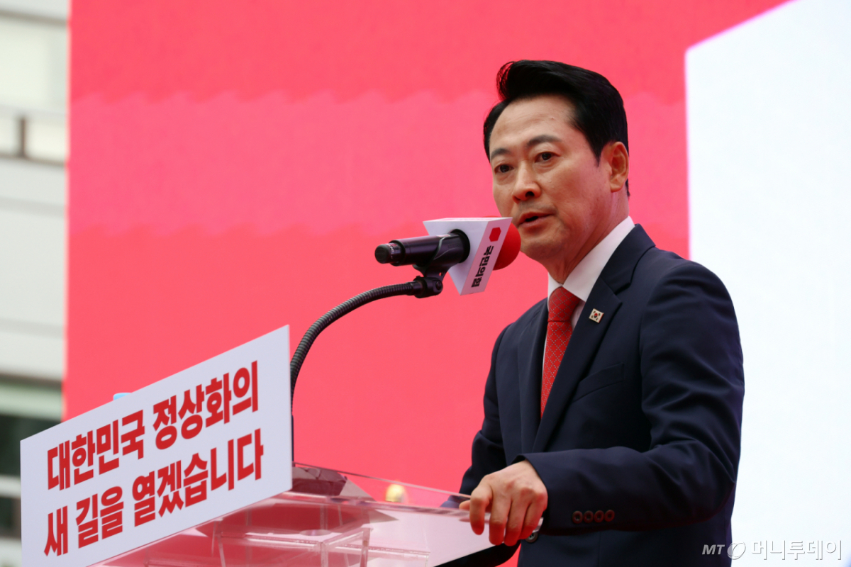 [서울=뉴시스] 고승민 기자 = 장동혁 국민의힘 대표가 3일 서울 숭례문 앞에서 열린 민생회복-안보수호 국민대회에서 연설하고 있다. 2026.10.03. kkssmm99@newsis.com /사진=고승민
