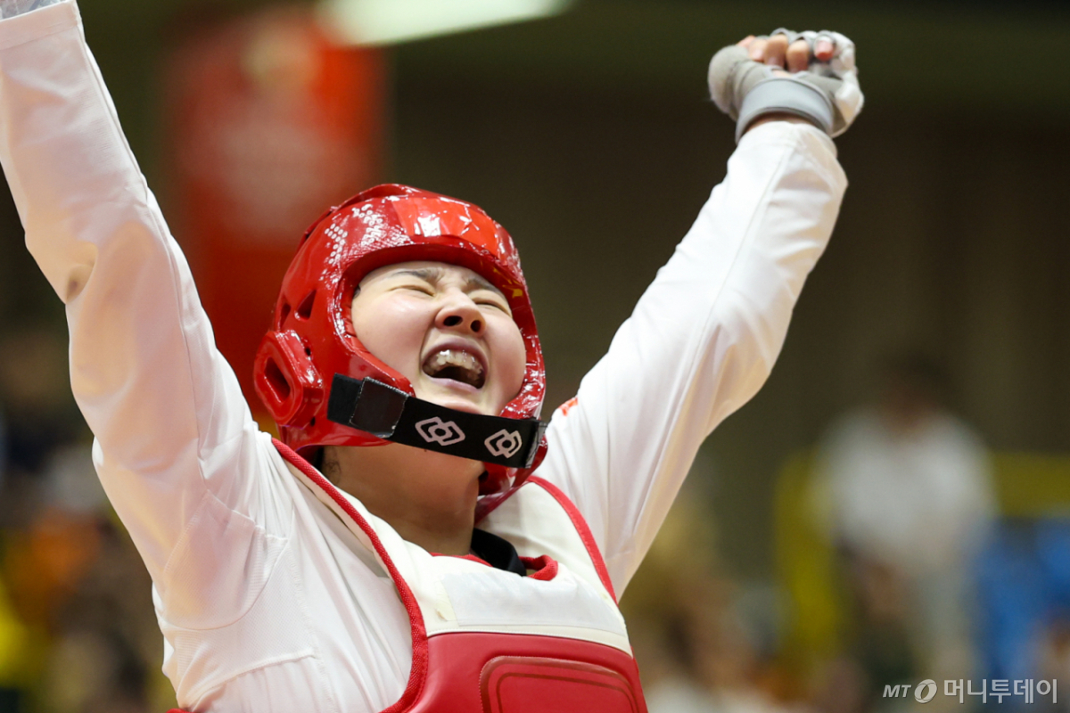 대한민국 송다빈이 3일 일본 도요하시 체육관에서 열린 2026 아이치·나고야 아시안게임 태권도 여자 +67㎏급 결승전에서 중국 무원저를 꺾고 금메달을 확정 짓자 기뻐하고 있다. 사진/=뉴스1