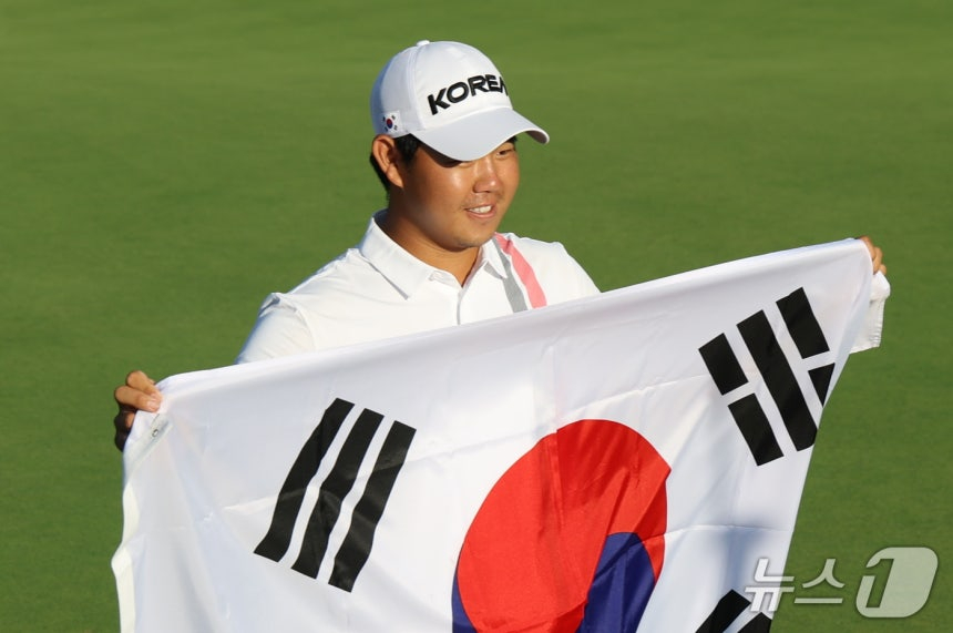 김주형이 3일 금메달이 확정지은 뒤 태극기를 펼친 모습. /사진=뉴스1
