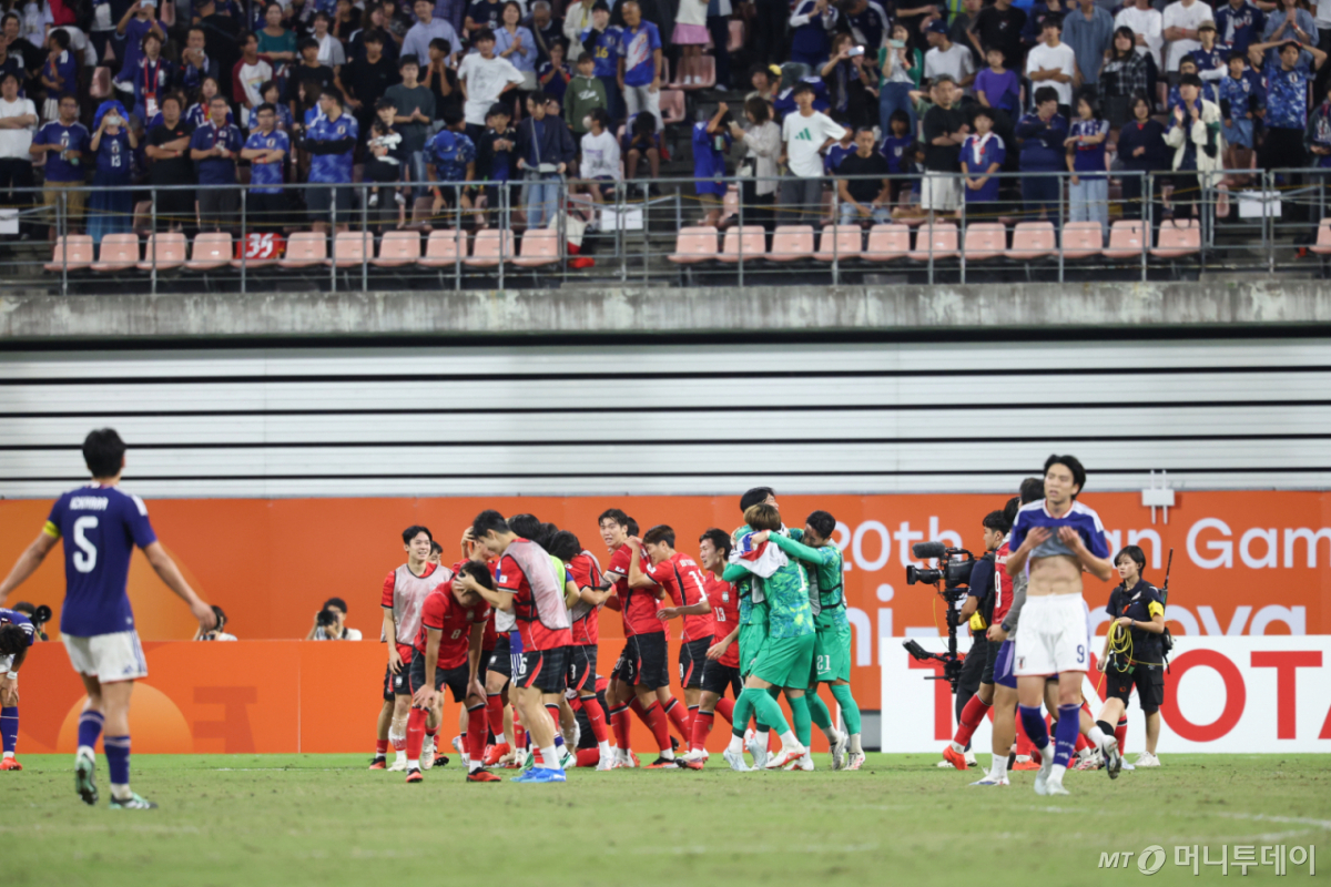 3일 일본 아이치현 도요타 스타디움에서 열린 2026 아이치·나고야 아시안게임 축구 결승전 대한민국과 일본의 경기, 대한민국 선수들이 1대0 승리 후 금메달을 확정 짓고 기뻐하고 있다. /사진=뉴스1