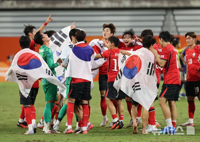 한국 선수들이 금메달을 확정 짓자 기뻐하고 있다. /사진=뉴시스 제공