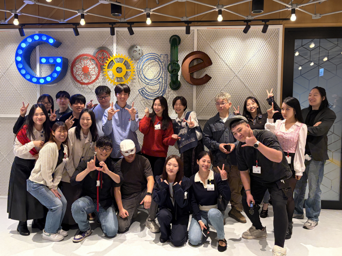 U+BOOSTUS 우수 활동자 18명이 2일 구글코리아 오피스에서 기념 촬영하고 있는 모습/사진 제공=LG유플러스