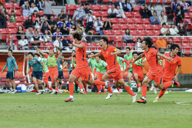 기뻐하는 중국 선수단. /사진=중국축구협회 홈페이지 캡처