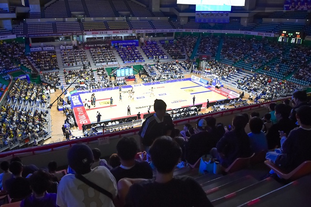 부산 사직 체육관을 가득 채운 농구 팬들. /사진=KBL 제공