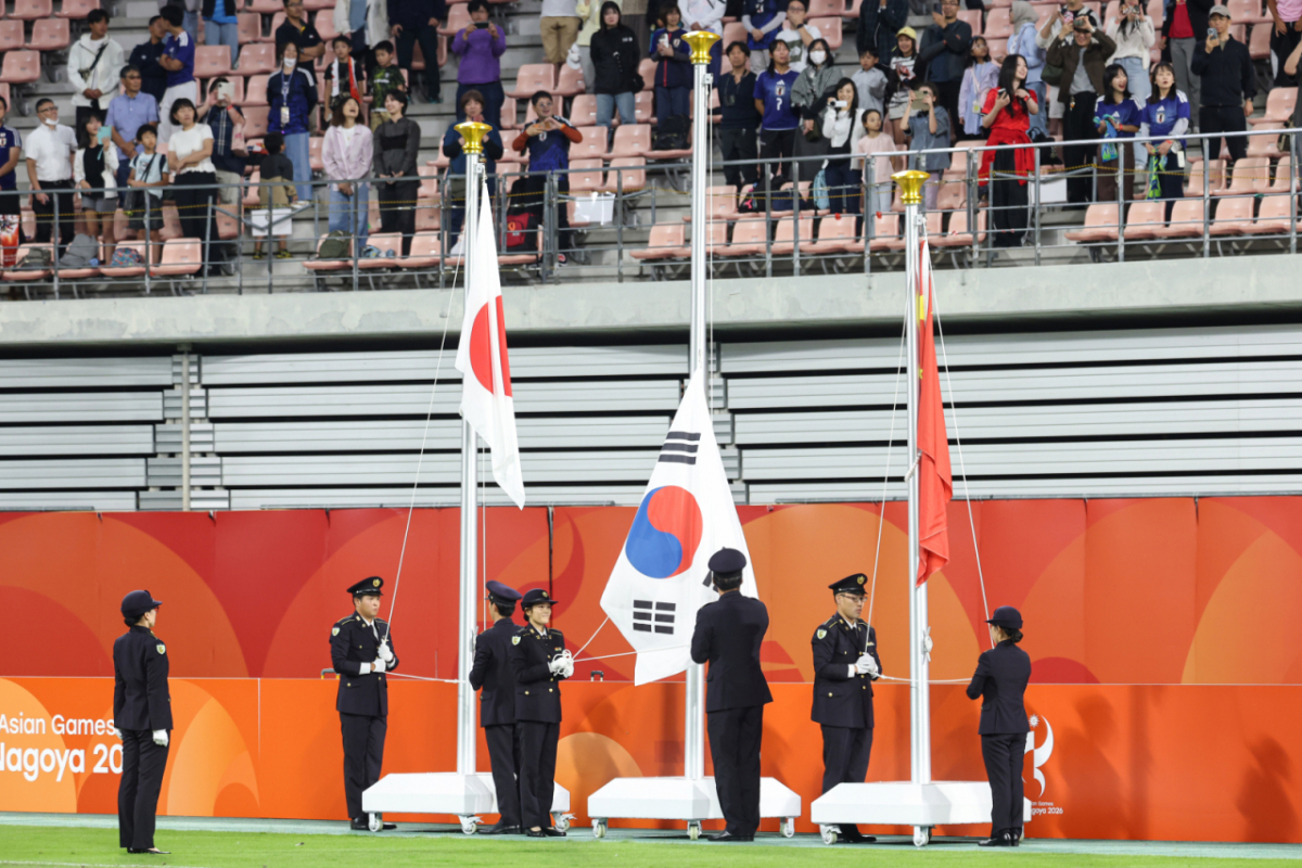 2026 아이치·나고야 아시안게임에서 황당한 운영 사고가 또 발생했다. 앞서 애국가 대신 북한 국가가 연주된 데 이어 이번에는 남자축구 시상식에서 태극기가 제때 게양되지 않았다. 사진은 지난 3일 일본 아이치현 도요타 스타디움에서 열린 2026 아이치·나고야 아시안게임 축구 결승전 시상식에서 태극기가 게양되지 않는 모습. /사진=뉴스1