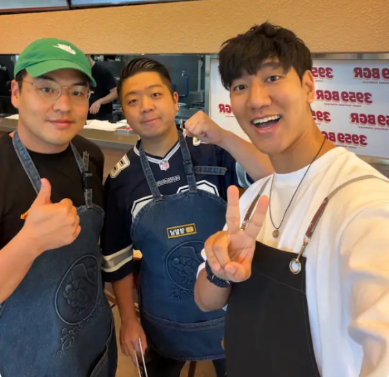 서울 광화문 '3959버거' 팝업스토어 매장에서 유튜버 '세계는 요지경' 남궁 요(왼쪽), 유튜버 '영알남'이 개장 첫날 기념 촬영을 하고 있다./사진제공=세계는 요지경