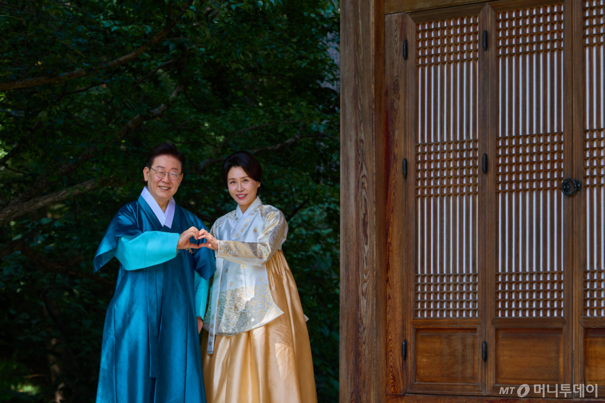 (서울=뉴스1) 이재명 기자 = 이재명 대통령과 김혜경 여사가 25일 추석 명절 인사를 하고 있는 모습을 SNS를 통해 공개했다. (이재명 대통령 SNS. 재판매 및 DB 금지) 2026.9.25/뉴스1 Copyright © 뉴스1. All rights reserved. 무단 전재 및 재배포, AI학습 이용 금지. /사진=(서울=뉴스1) 이재명 기자