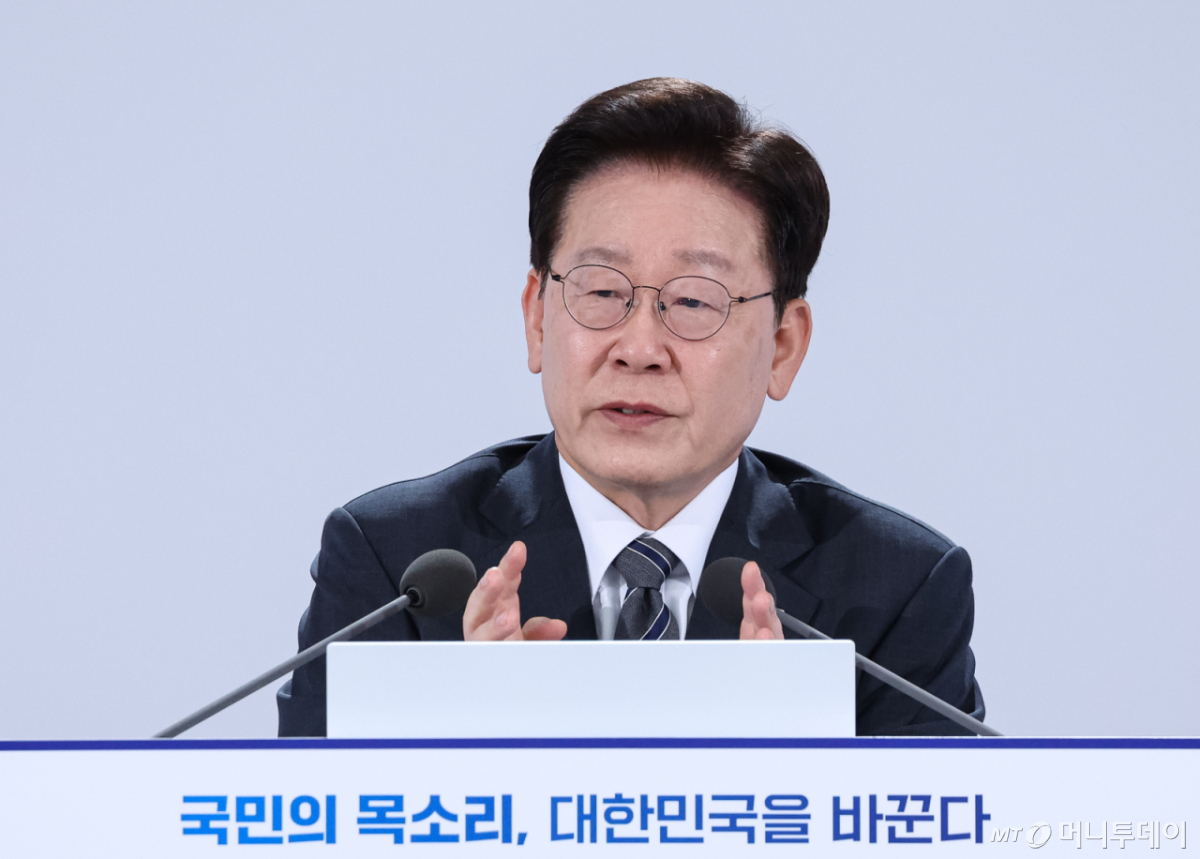 (세종=뉴스1) 이재명 기자 = 이재명 대통령이 2일 세종에서 열린 민원 혁신 사례보고회에서 발언을 하고 있다. (청와대통신사진기자단) 2026.10.2/뉴스1 Copyright © 뉴스1. All rights reserved. 무단 전재 및 재배포, AI학습 이용 금지. /사진=(세종=뉴스1) 이재명 기자