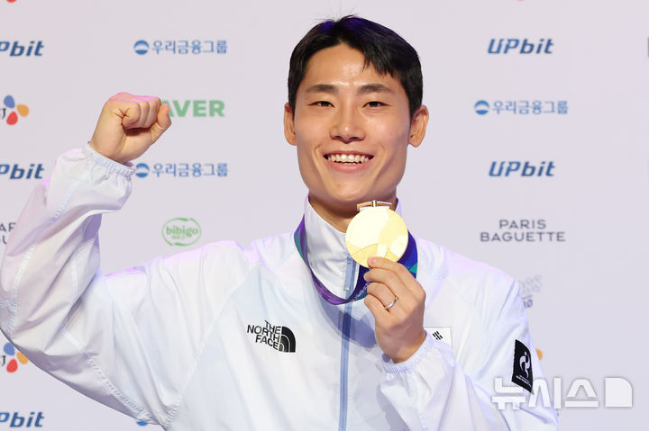 이준석이 일본 아이치현 나고야시에 마련된 코리아하우스에서 열린 2026 아이치·나고야 아시안게임 금메달리스트 기자회견에서 포즈를 취하고 있다. /사진=뉴시스