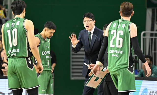 작전 지시하는 이규섭 감독(가운데). /사진=KBL 제공