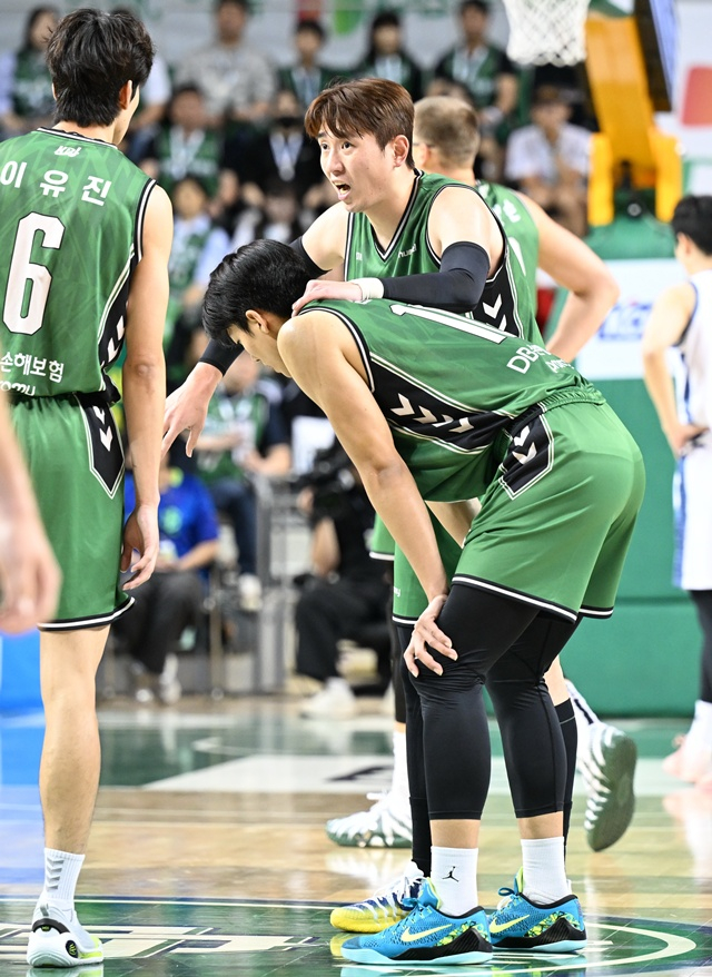 선수단을 독려하는 강상재(오른쪽). /사진=KBL 제공