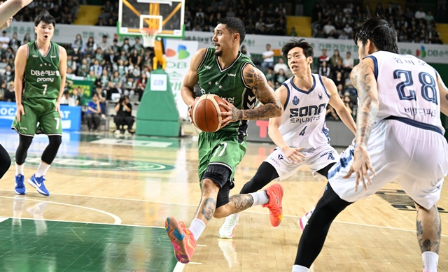 이선 알바노(가운데). /사진=KBL 제공