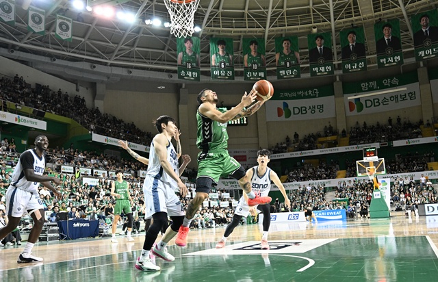 이선 알바노(가운데). /사진=KBL 제공
