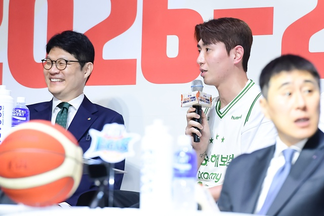 이규섭 DB 감독(왼쪽)과 강상재. /사진=KBL 제공