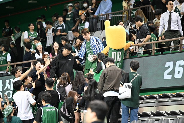 DB 팬들에게 사인볼을 선물하는 강상재(가운데). /사진=KBL 제공