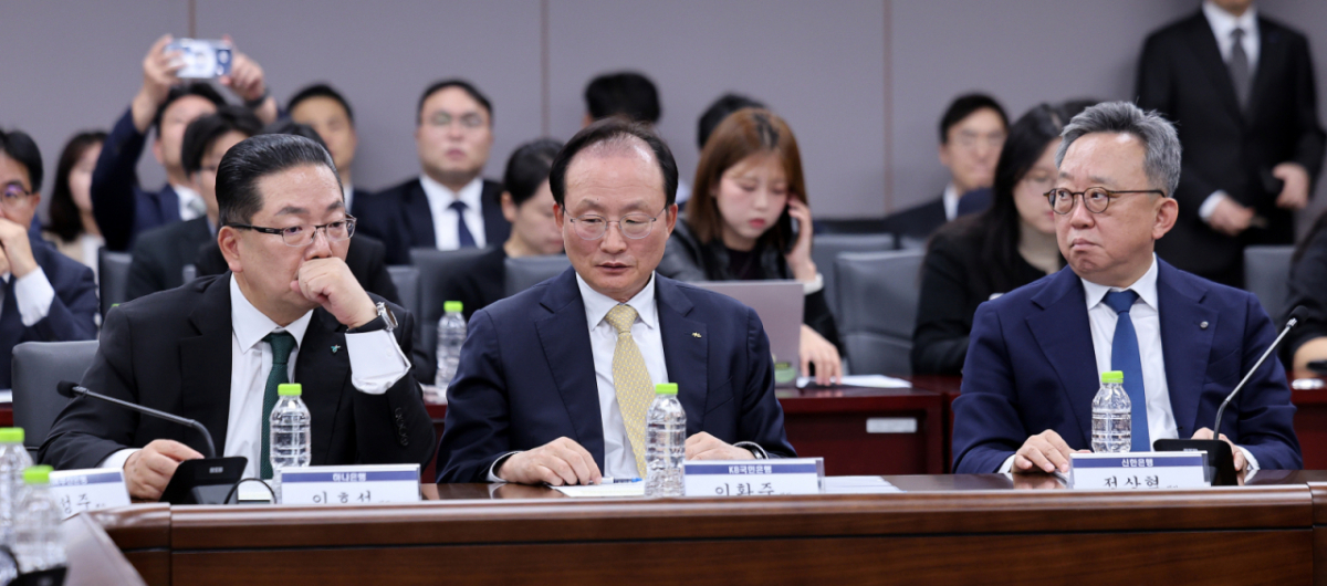 이호성 하나은행장(왼쪽부터), 이환주 KB국민은행장, 정상혁 신한은행장이 4일 오후 서울 종로구 정부서울청사에서 열린 금융권 침해사고 관련 긴급 점검회의에 참석해 생각에 잠겨 있다. /사진=뉴스1