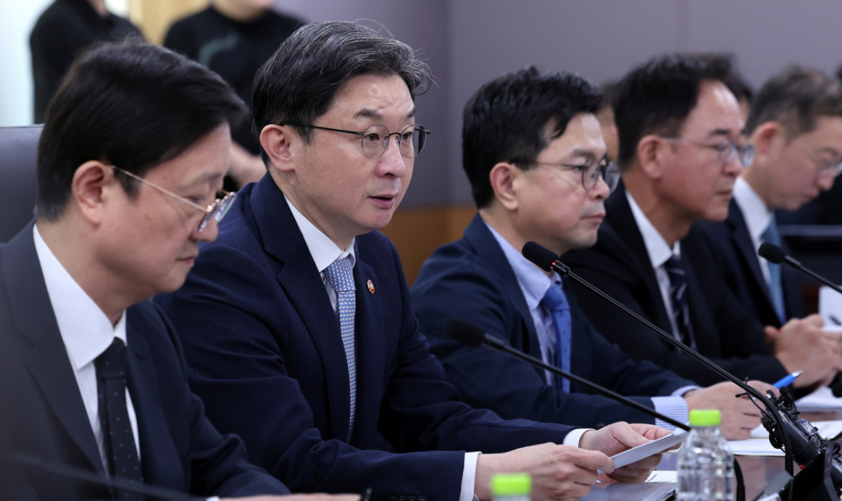 이억원 금융위원장이 4일 오후 서울 종로구 정부서울청사에서 열린 금융권 침해사고 관련 긴급 점검회의에서 모두 발언을 하고 있다. /사진=뉴스1