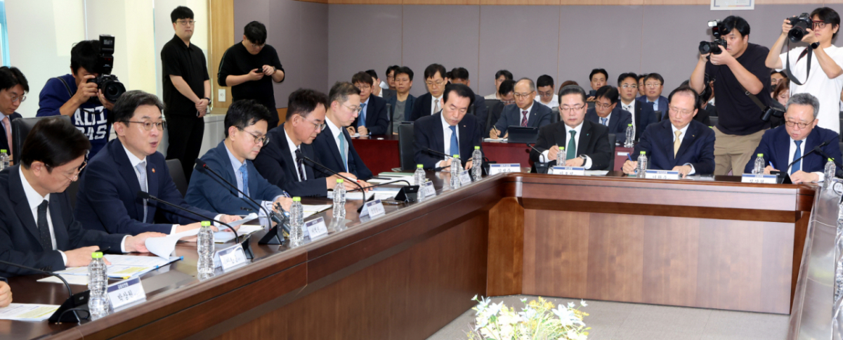 4일 오후 서울 종로구 정부서울청사에서 열린 최근 침해위협 대응 전금융권 긴급 점검회의에서 이억원 금융위원장이 모두발언을 하고 있다. /사진=뉴시스