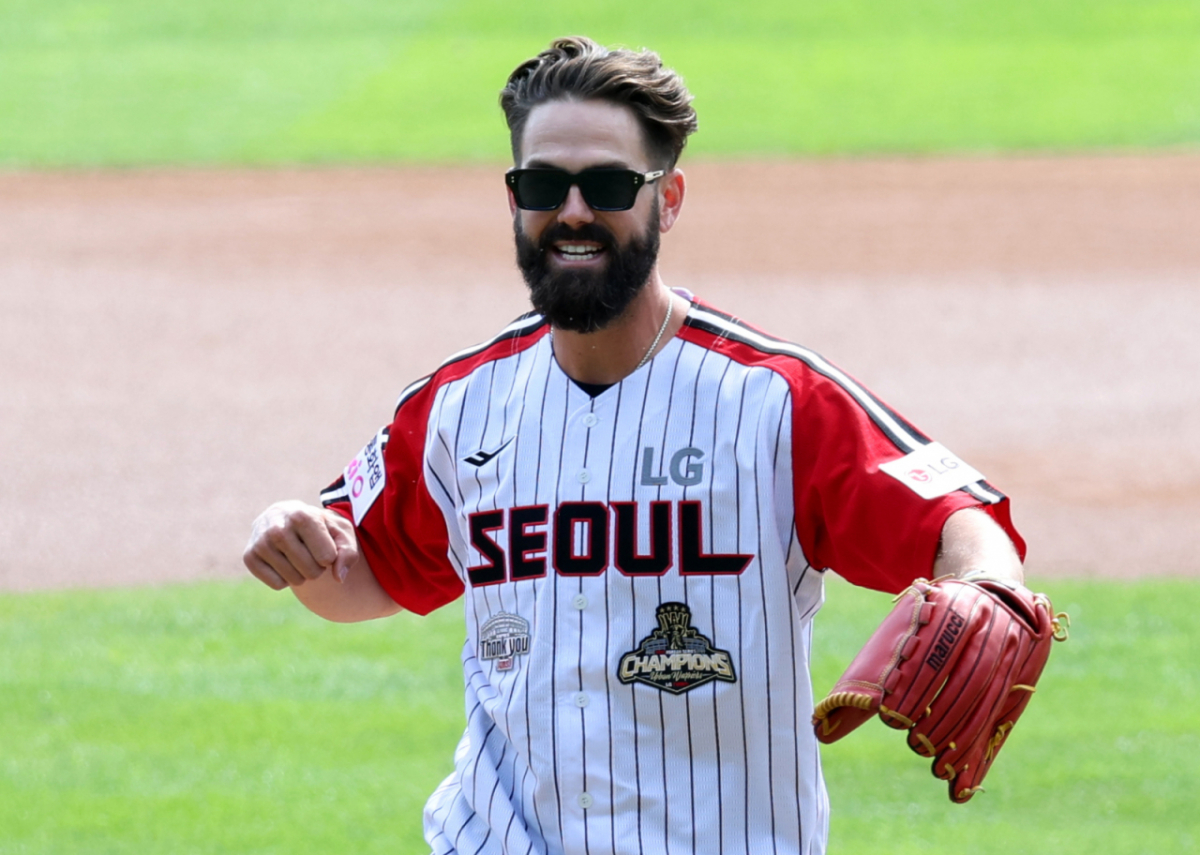 2026 신한 SOL KBO리그 LG 트윈스 대 KIA 타이거즈 경기가 4일 서울 잠실야구장에서 열렸다. LG 레전드 외국인 투수 켈리가 승리 기원 시구를 하고 있다. /사진=김진경 kim.jinkyung@