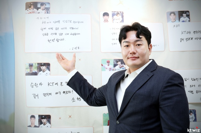 KT 2027년 신인 최지만이 4일 수원 롯데전을 앞두고 입단식에 참석했다. /사진=KT 위즈 제공