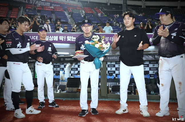KT 이강철 감독(가운데)이 3일 수원 롯데전을 앞두고 열린 통산 600승 기념 시상식에서 축하를 받았다. /사진=KT 위즈 제공