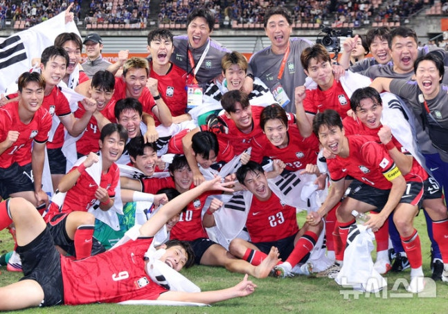 남자 축구 대표팀이 3일 일본전을 마치고 승리의 세리머니를 하고 있다. /사진=뉴시스